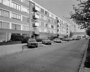855233 Gezicht op een blok flatwoningen aan het begin van de Marshalllaan in de wijk Kanaleneiland te Utrecht.